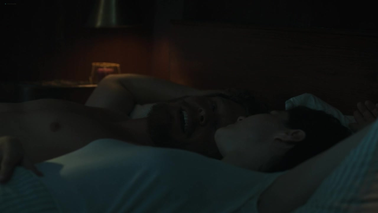 Сексуальная Александра Даддарио и сексуальная Кэмерон Инмен - Мэйфейрские ведьмы 1 сезон 1 серия (2023)