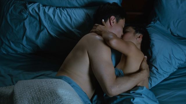 Сексуальная Али Вонг в постельной сцене - Ты моё сомнение (2019)
