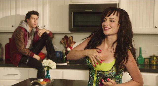 Эшли Рикардс в сексуальной сцене из фильма "Плохое поведение" (2014)