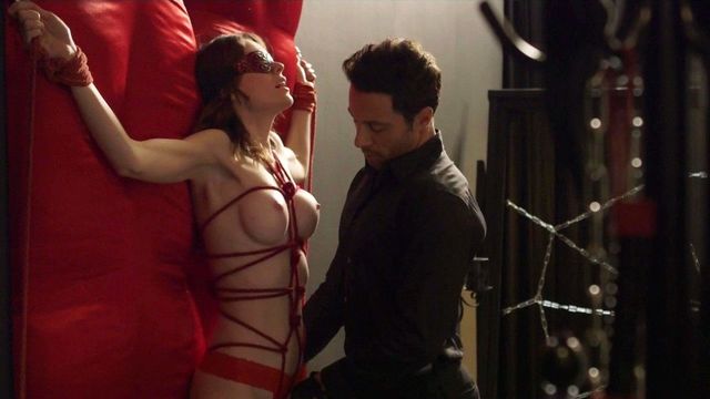 Эшлинн Йенни в сцене страстного секса - Подчинение сезон1 серия 5 (2016)