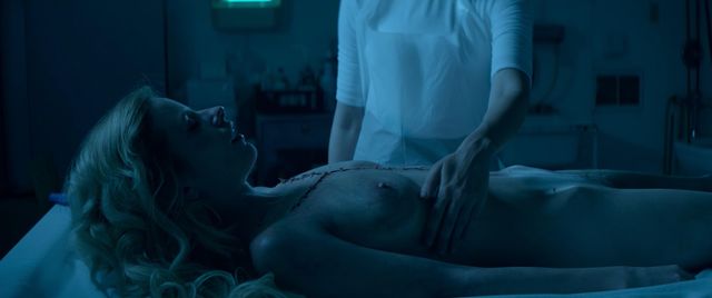 Голая Коди Рене Кэмерон и сексуальная Йена Мэлоун - Неоновый демон (2016)