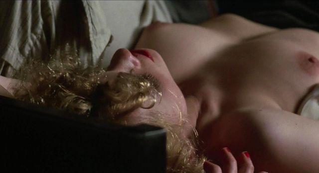 Голая Элизабет Уиткрафт и голая Шарлотта Рэмплин - Сердце Ангела (1987)