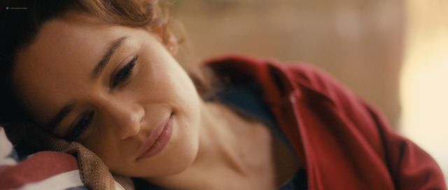 Эмилия Кларк в постельной сцене из фильма "Спайк Айленд" (2012)