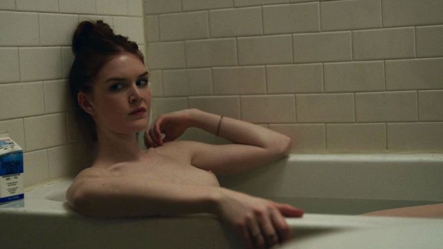 Эмили Тайра в ванной - Плоть и кости сезон 1 серия 2 (2015)