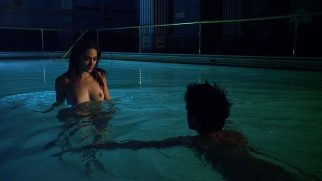 Эмми Россум искупалась в бассейне голой - Бесстыжие сезон 1 серия 7 (2011)
