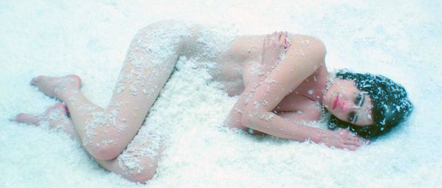 Ева Грин в купальнике - Белая птица в метели (2014)