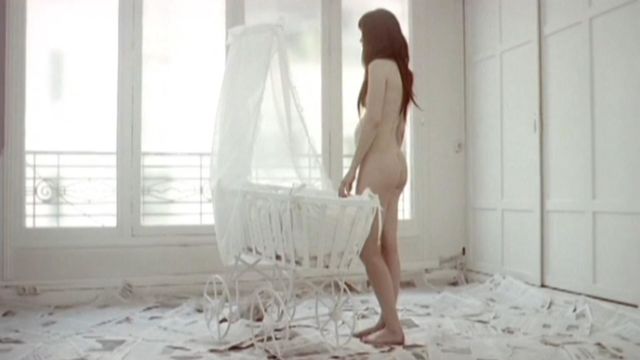 Голая Флоренс Луаре Кай - Petite faiblesse (2005)