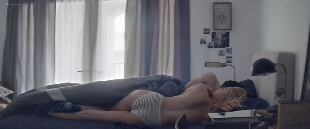 Сексапильная Дженнифер Гарнер и не менее сексуальная Майка Монро - Племена Палос Вердес (2017)