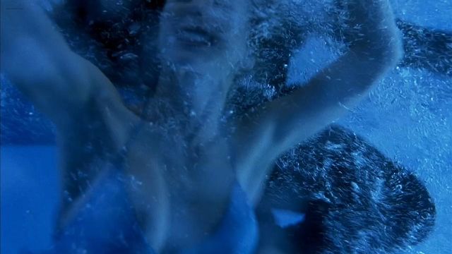 Сексуальная Дженнифер Лав Хьюитт и не менее сексуальная Миа Коттет - Смокинг (2002)