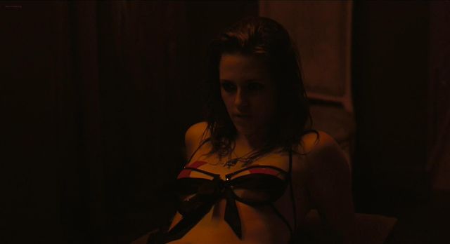 Сексуальная Кристен Стюарт - Добро пожаловать к Райли (2010)