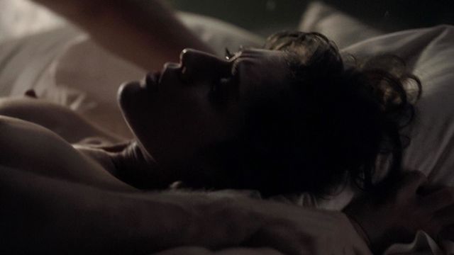 Голая Лиззи Каплан и Эллисон Дженни в постельной сцене - Мастера секса (2014)