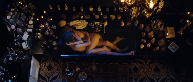 Люси Гордон в постельной сцене с фильма "Генсбур" (2010)