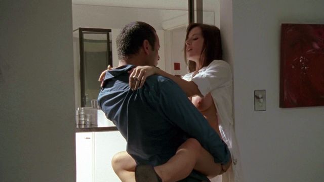 Мадлен Уэст в сцене секса - Удовлетворение сезон 1 серия 3-7 (2007)