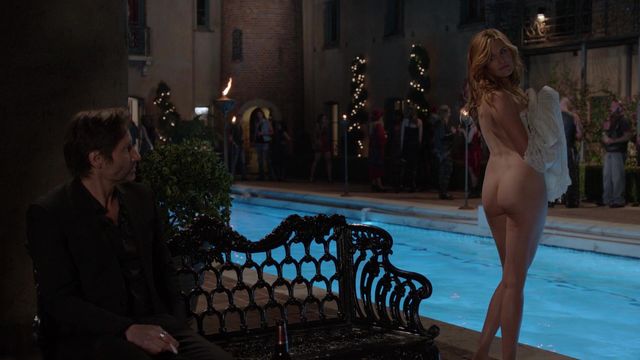 Мэгги Грейс решила поплавать в бассейне - Блудливая калифорния сезон 6 серия 3 (2013)