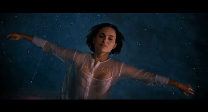 Натали Портман в интимной сцене из фильма "Люси в небесах" (2019)