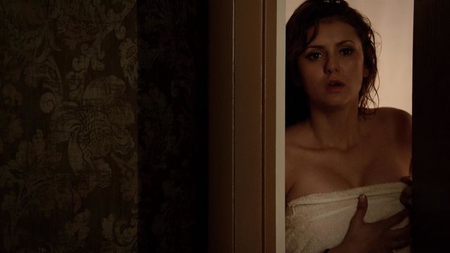 Нина Добрев обольстительная в 5 сезоне 14 серии из Дневники вампира (2014)
