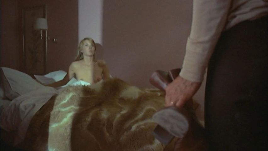 Паула Мур в постельной сцене из фильма "Вечеринка удовольствий" (1975)