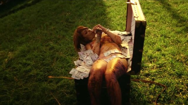 Совершенно голая Рианна в новом клипе купается в деньгах
