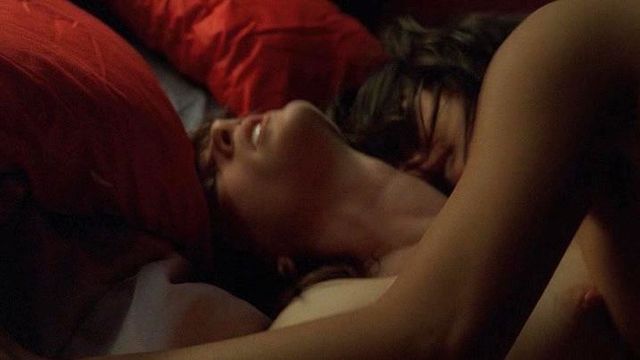 Сара Шахи секс сзади на столе в сериале Секс/Жизнь