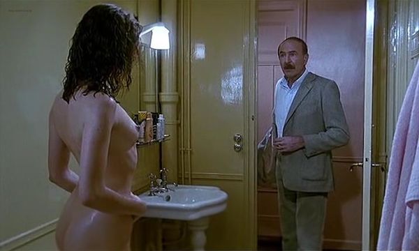 Голая Софи Баржак и голая Валери Веццо - Любовь тайком (1985)