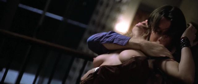 Тара Рид в постельной сцене из фильма "Обнаженные тела" (1999)