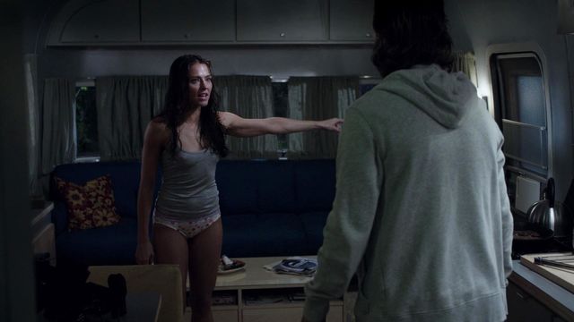 Триест Келли Данн в сексуальной пижамка - Банши сезон 2 серия 2 (2014)