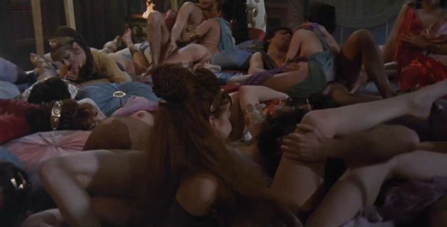 Валерия Рей Кларк в лесбийской сцене из фильма "Калигула" (1979)