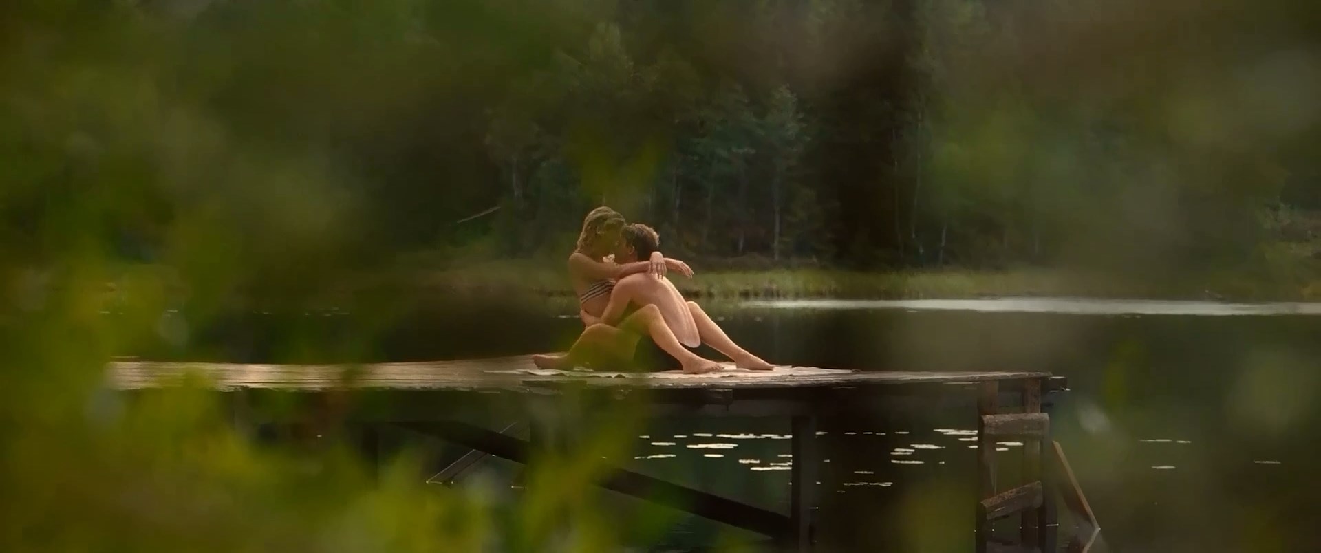Голая Ибен Акерли и сексуальная София Ли - Озеро смерти (2019)секс сцены из  фильмов на сайте EROFILMY