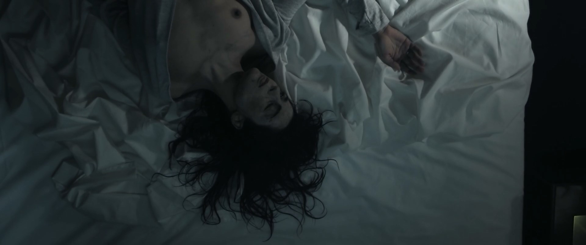 Голая Беатриз Ниэто - The devil on your back (2015)