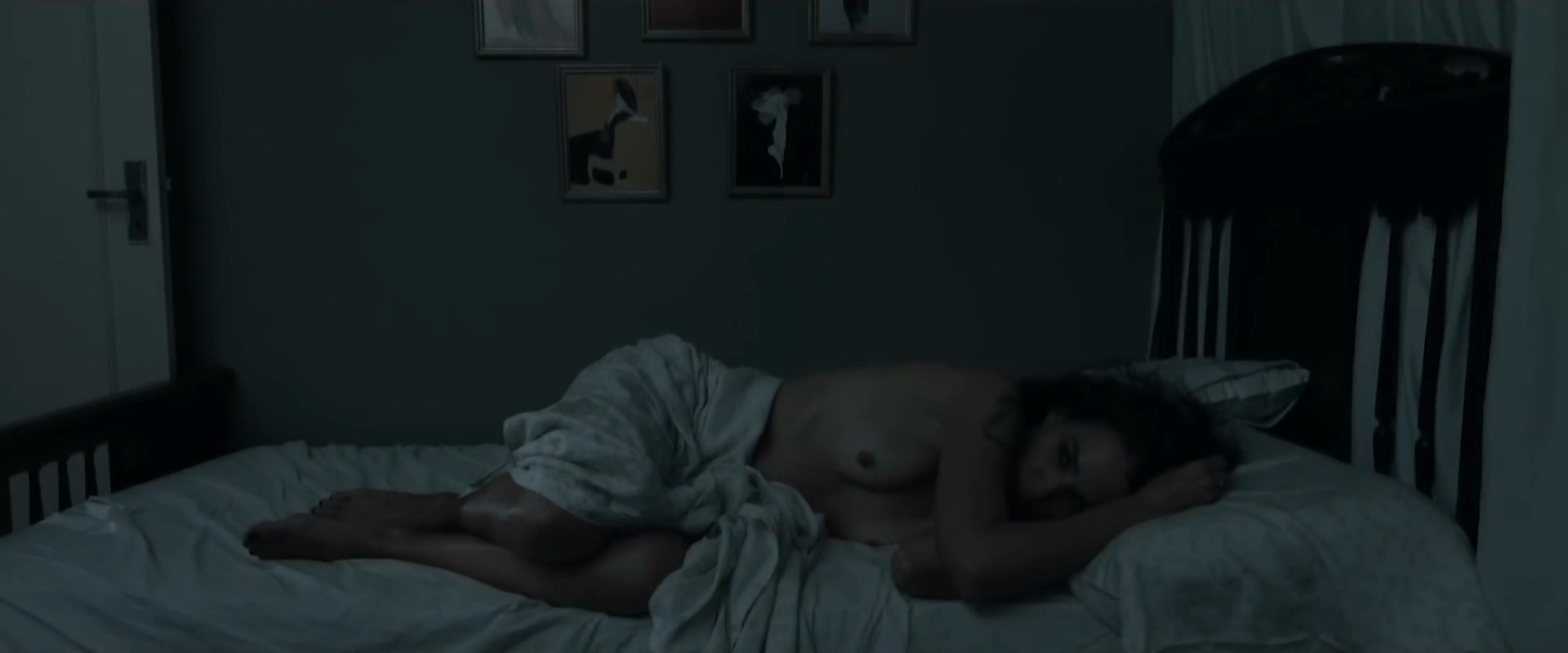 Голая Джоана Гатис и голая Клебия Суза - Room for Rent (2016)
