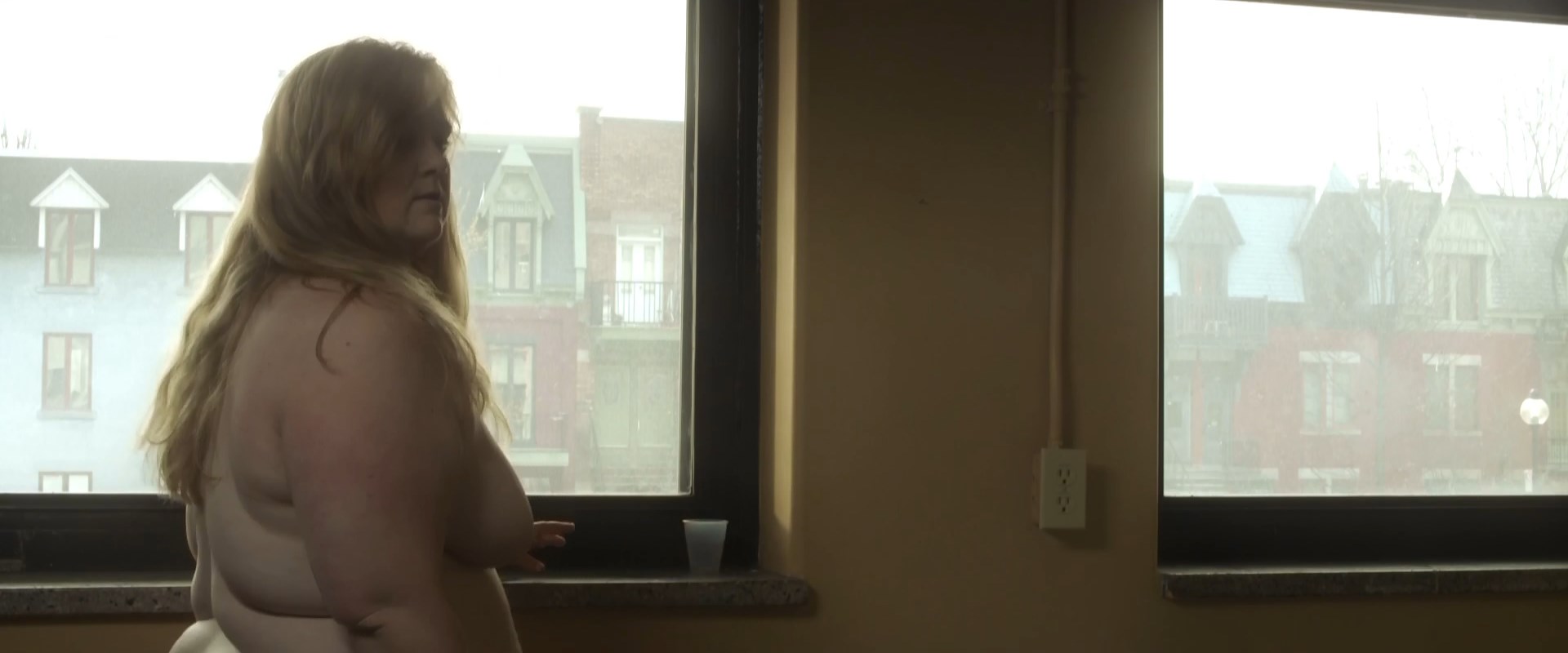Сексапильная Мари-Ив Мило и голая Дэбби Линч-Уайт - La femme nue (2015)