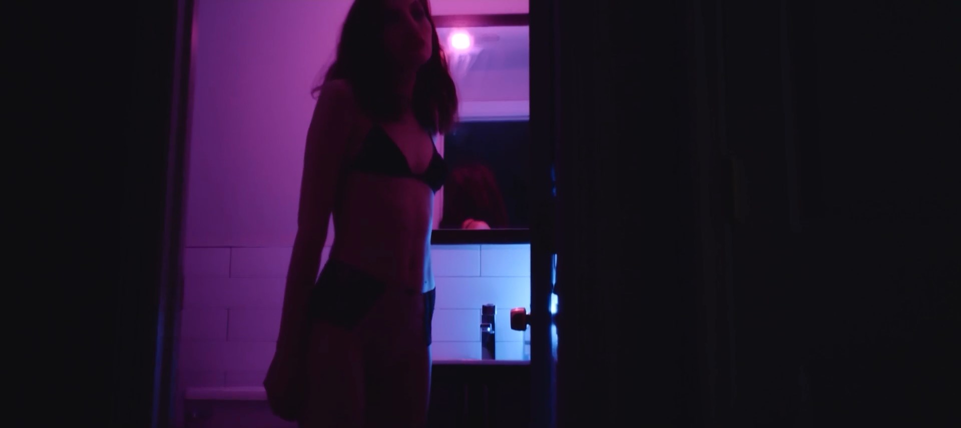 Сексуальная Джордан Монахэн - Cyanide Love (2018)