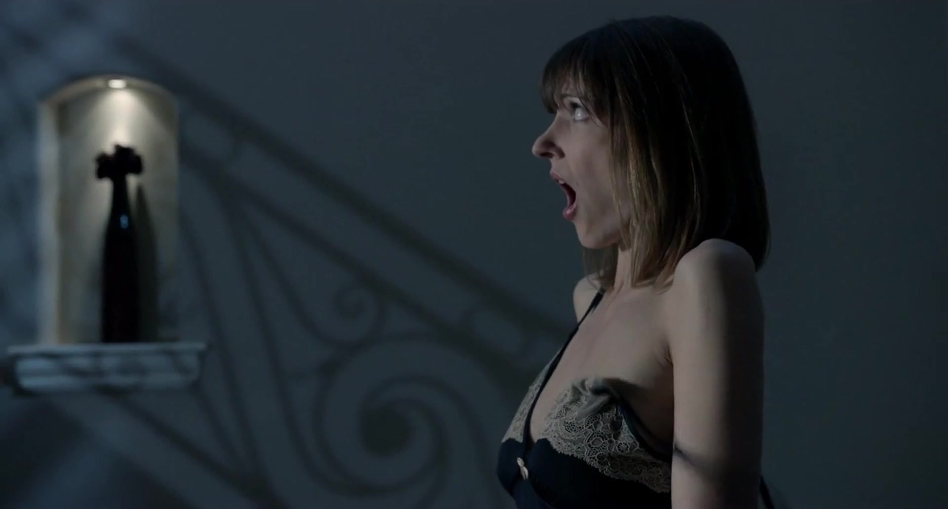 Сексуальная Кэтрин Фиоре - 30 ночей паранормального явления с одержимой девушкой с татуировкой дракона (2013)
