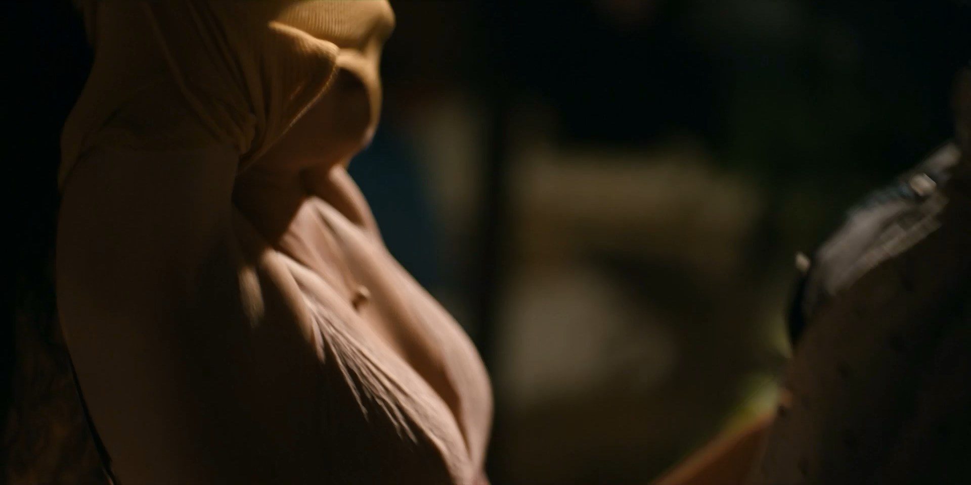 Сексуальная Жаклин Тобони и сексуальная Оливия Тирлби - Секс в другом городе: Поколение Q 1 сезон 2 серия (2019)