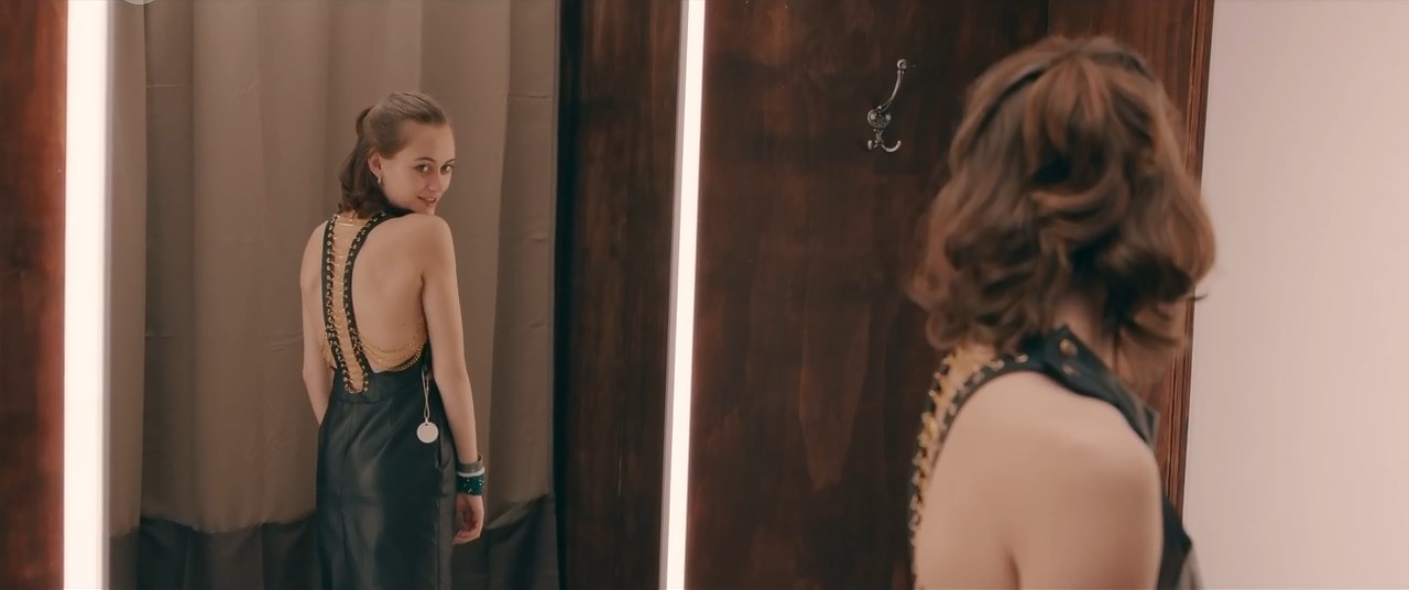 Голая Мерседес Мюллер, сексуальная Ханна Хилсдорф и сексуальная Юлия Дитце - Smile (2018)