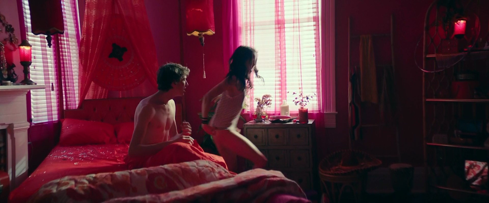 Голая Соноя Мидзуно и сексуальная Кэтрин Хьюз - Стремление к цели (2019)