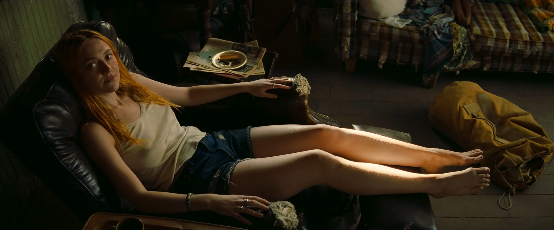 Сексуальная Дакота Фаннинг и сексуальная Маргарет Куэлли - Однажды в… Голливуде (2019)