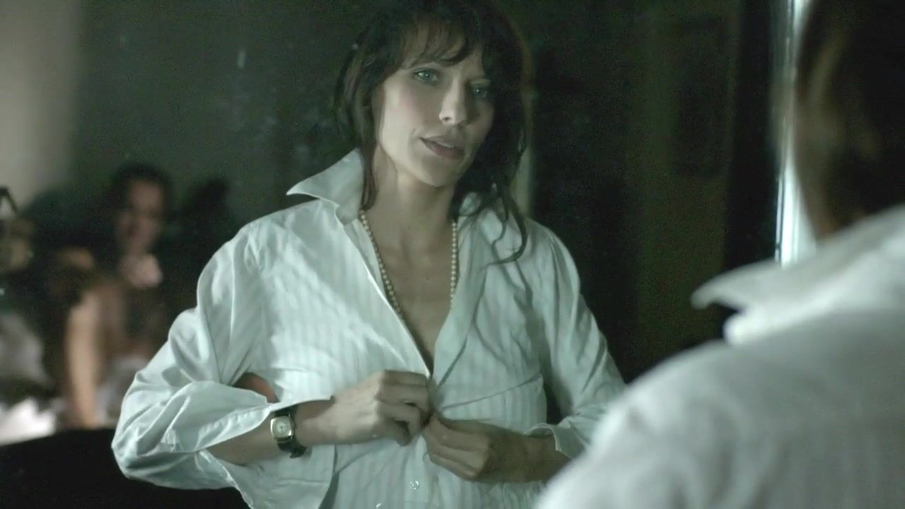 Голая Жюли Дебазак - Empreintes criminelles 1 сезон 3 серия (2011)