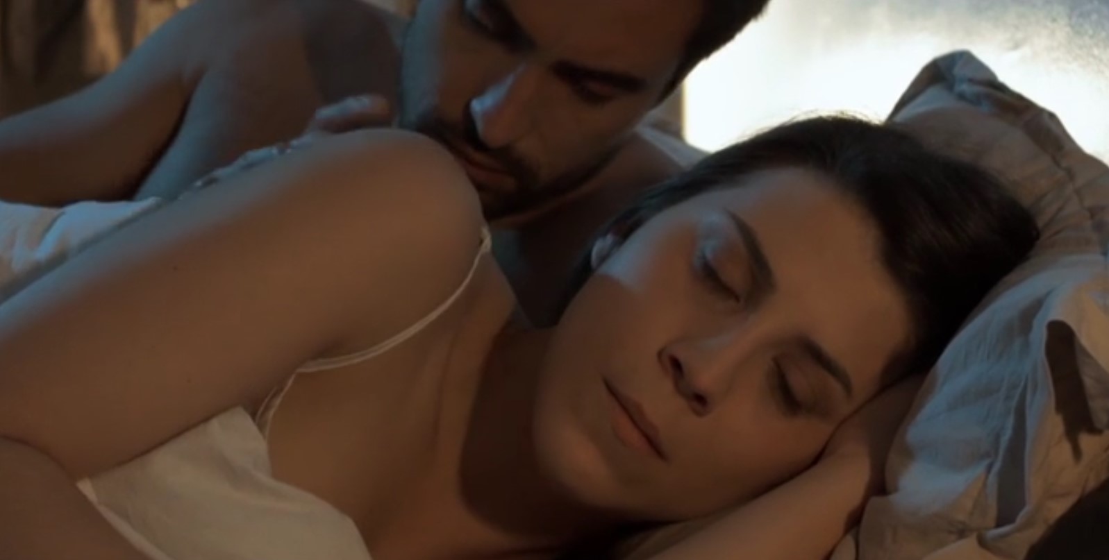 Сексуальная Афинаис Регнье – Sur sa nuque (2015)