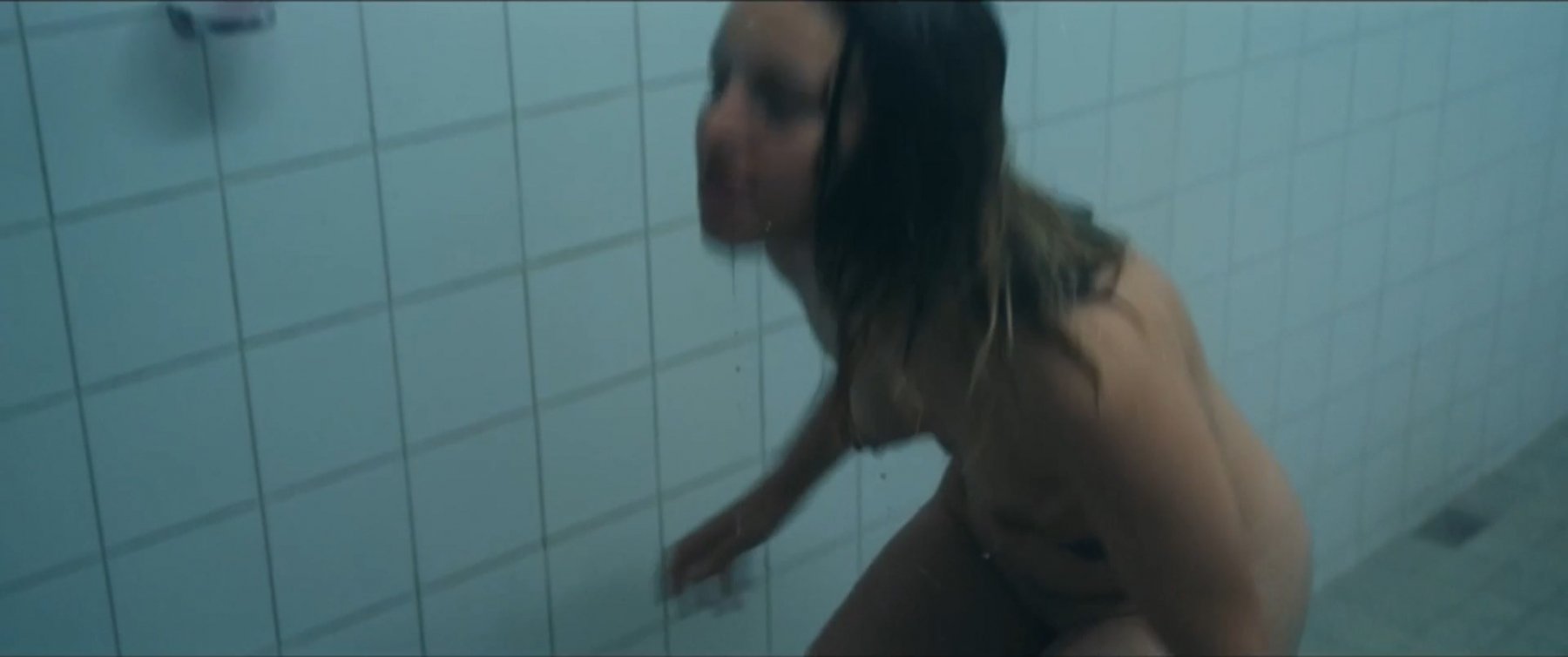 Голая Паолина Нойгебауэр - Лис в норе (2020)