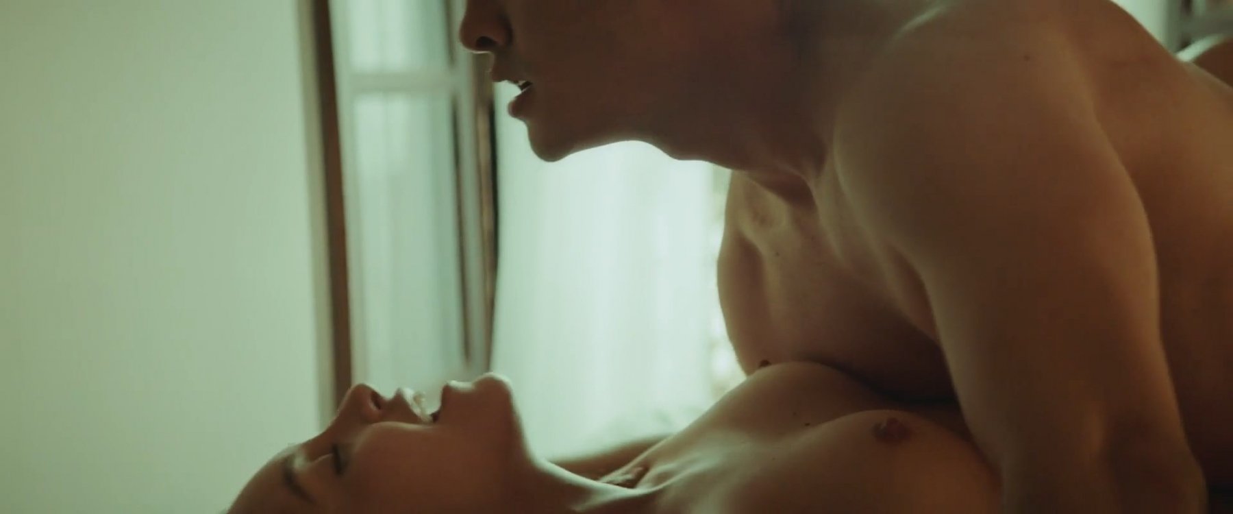 Голая Карла Диаз - Парень, убивший моих родителей (2021)