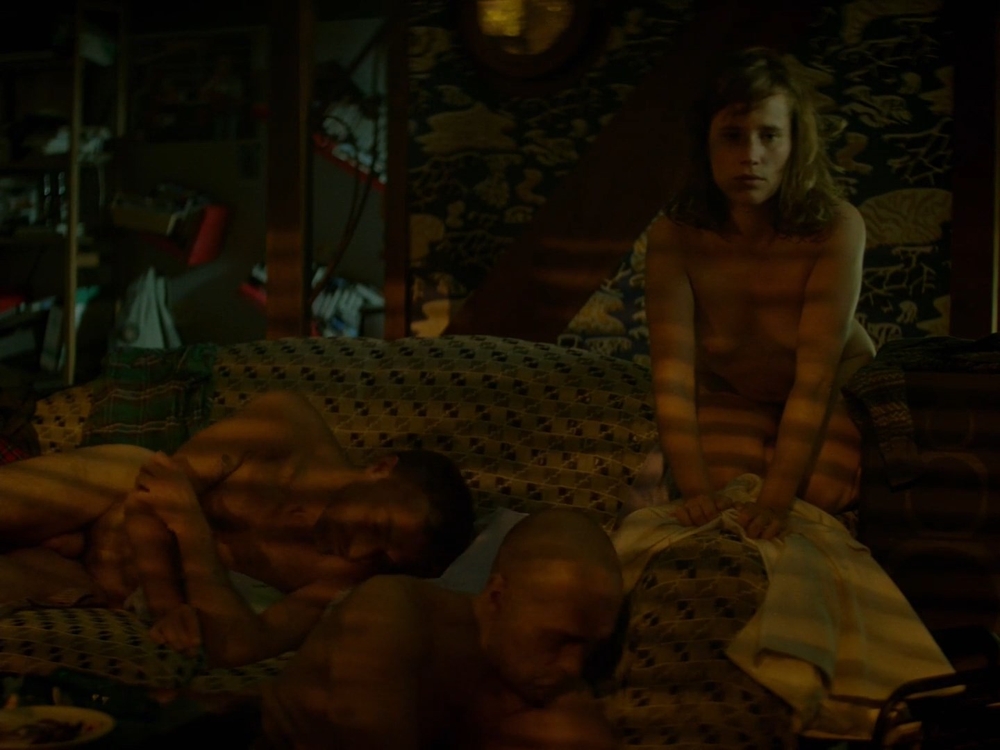 Голая Оливия Лиорет - Безголовые (Betes blondes) (2018)