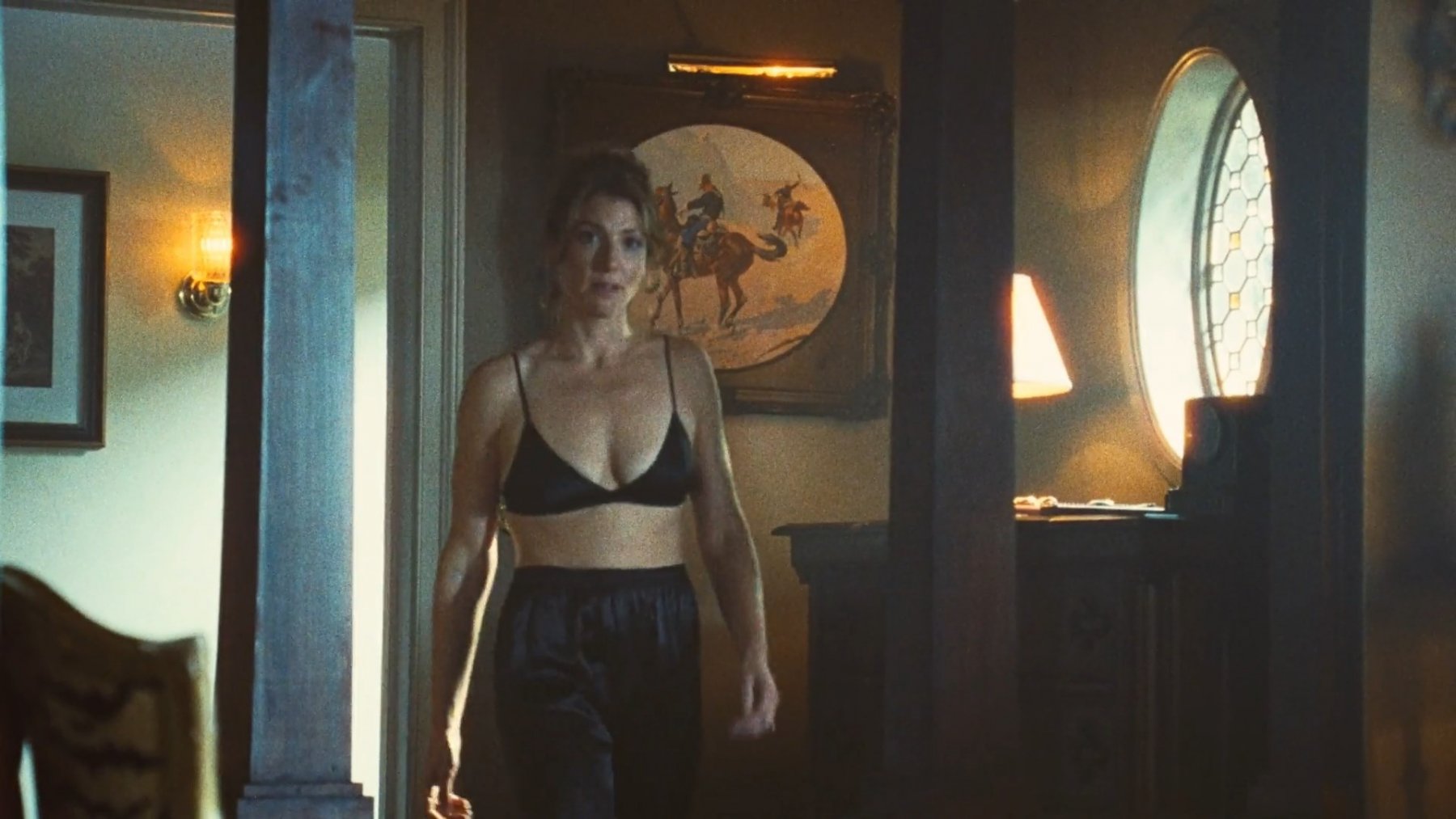 Сексуальная Ари Грэйнор - Время побеждать: Расцвет династии Лейкерс 2 сезон 5 серия (2023)