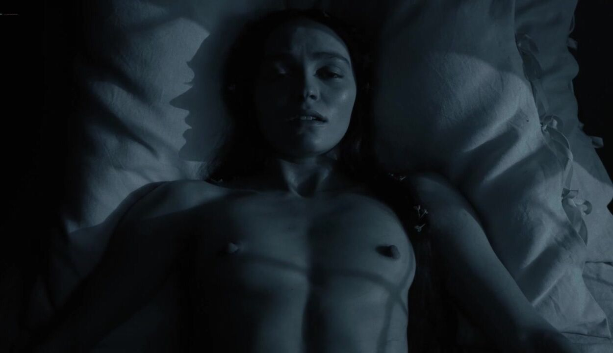 Голая Лили-Роуз Депп и голая Кэтрин Белл - Носферату (2024)