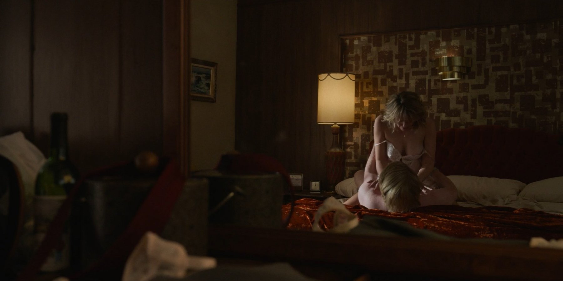 Сексуальная Элизабет Олсен - Любовь и смерть 1 сезон 1-2 серии (2023)