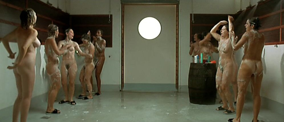 Голая Эмелин Баяр и голая Суад Амиду - 3 Zeros (2002)