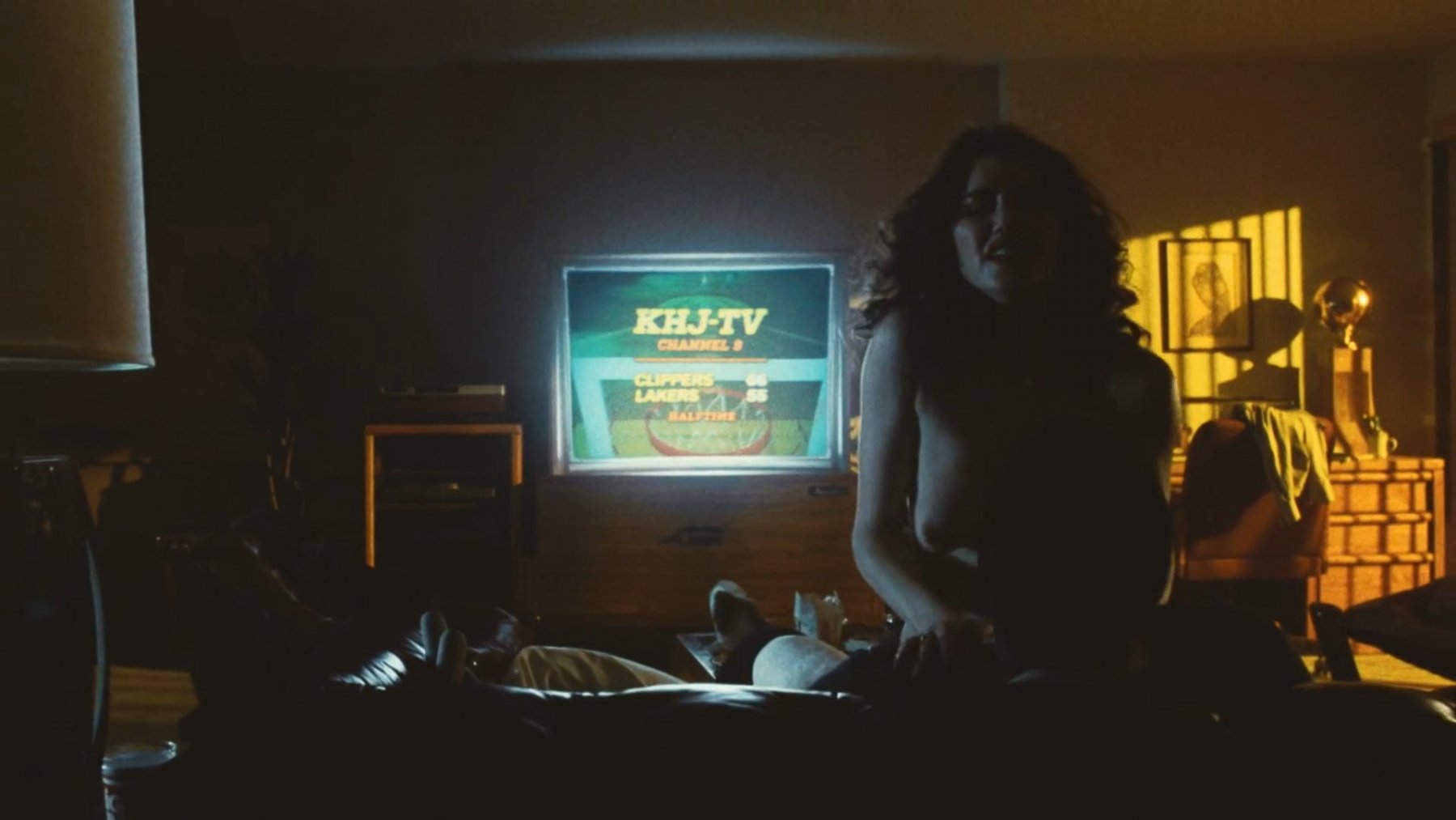 Голая Анна МакДональд - Время побеждать: Расцвет династии Лейкерс 2 сезон 1 серия (2023)