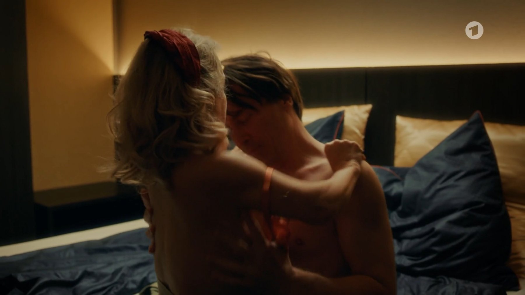 Сексуальная Кристина Урспрух - Einspruch, Schatz 1 сезон 1 серия (2023)