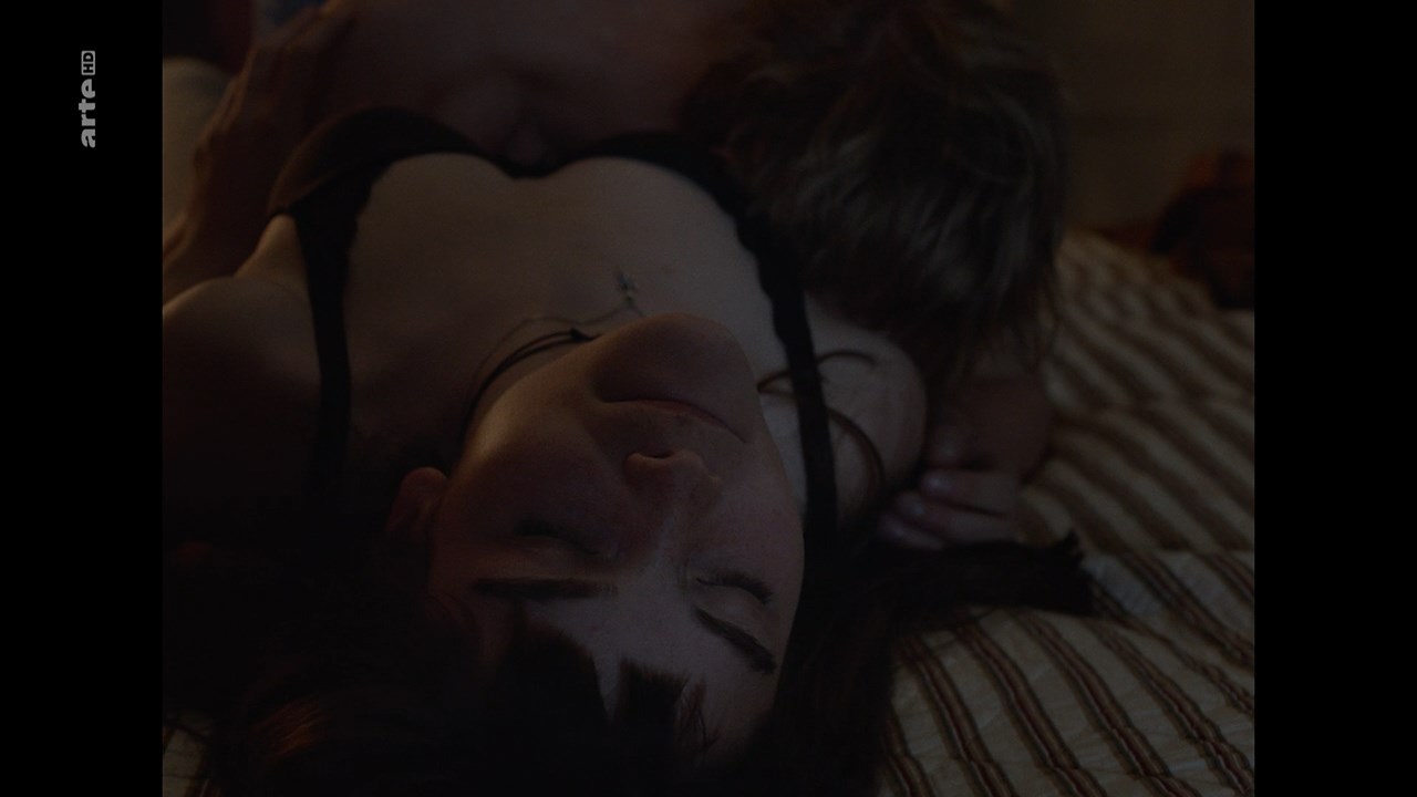 Сексуальная Эмили Ноймайстер - На ничьей земле (2019)