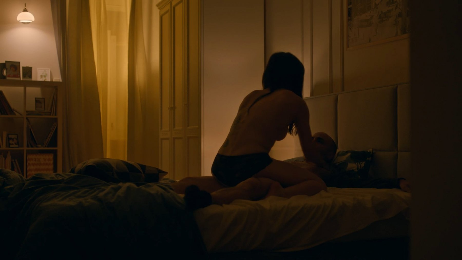 Голая Элоиз Годе - Атташе 1 сезон 4-8 серии (2020)